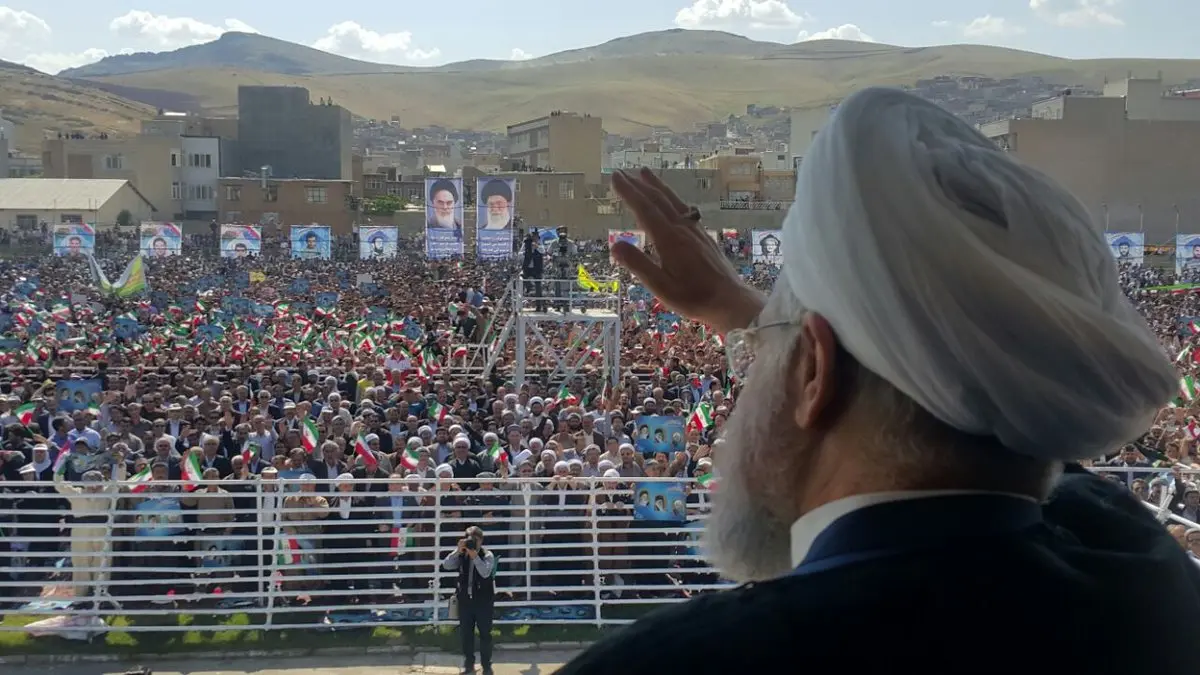 روحانی در جمع مردم مهاباد/ عکس