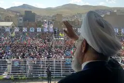 روحانی در جمع مردم مهاباد/ عکس