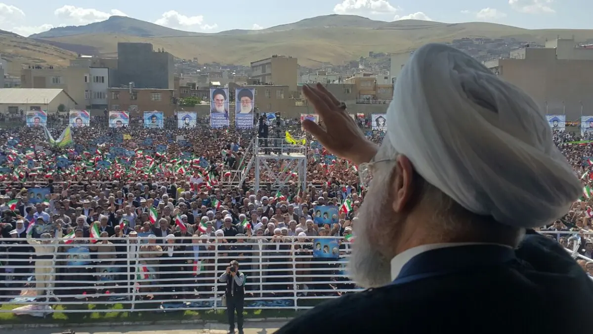 روحانی در جمع مردم مهاباد/ عکس