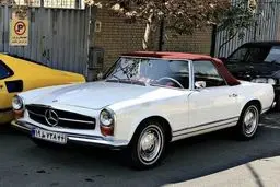 خودروی گران‌قیمت آلمانی در کوچه پس کوچه های تهران!/ عکس