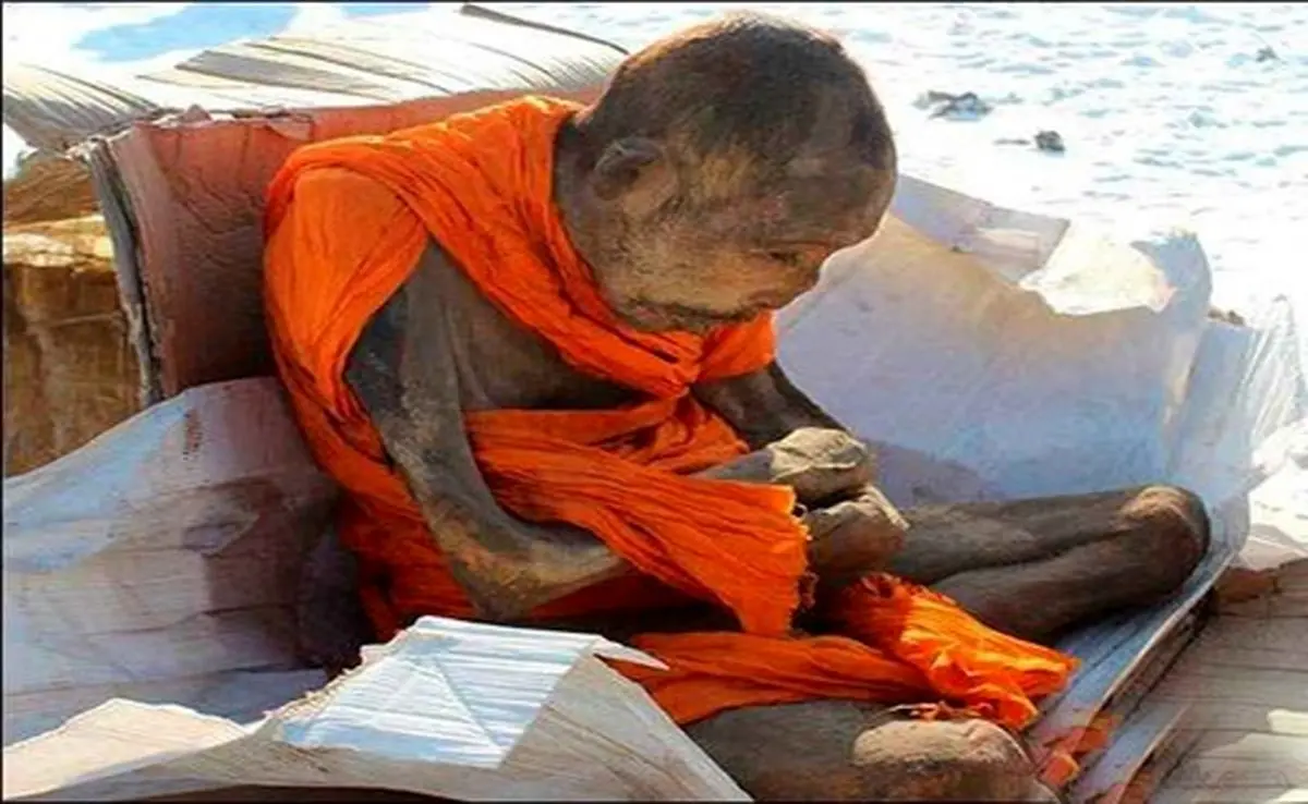 تصاویر یک جسدمومیایی 200ساله در حالت نشسته