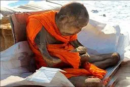 تصاویر یک جسدمومیایی 200ساله در حالت نشسته