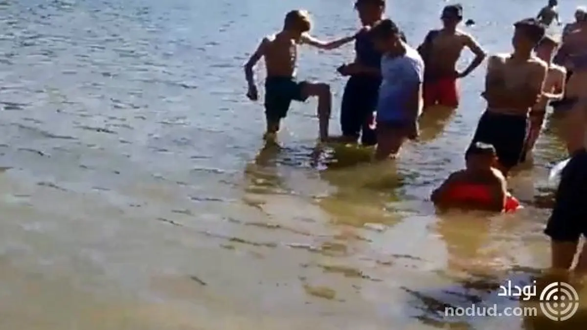 شنای چند کودک در کنار جنازه شناور خبرساز شد + عکس ها