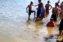 شنای چند کودک در کنار جنازه شناور خبرساز شد + عکس ها