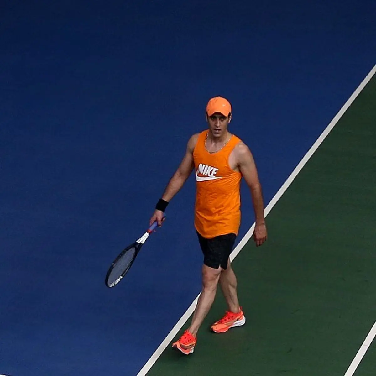 علي كريمي دست به راكت شد! + عكس