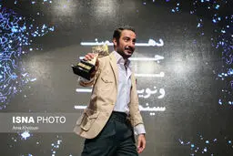 کت و شلوار متفاوت آقای بازیگر در جشن منتقدان سینما/عکس