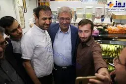 عکس سلفی دیدنی وزیر کار در آبمیوه فروشی