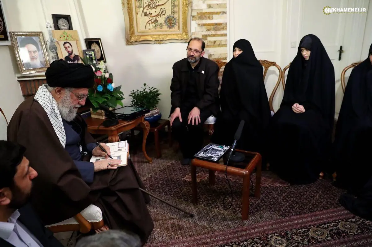 تصویری از رهبر انقلاب در منزل شهید اغتشاشات تهران