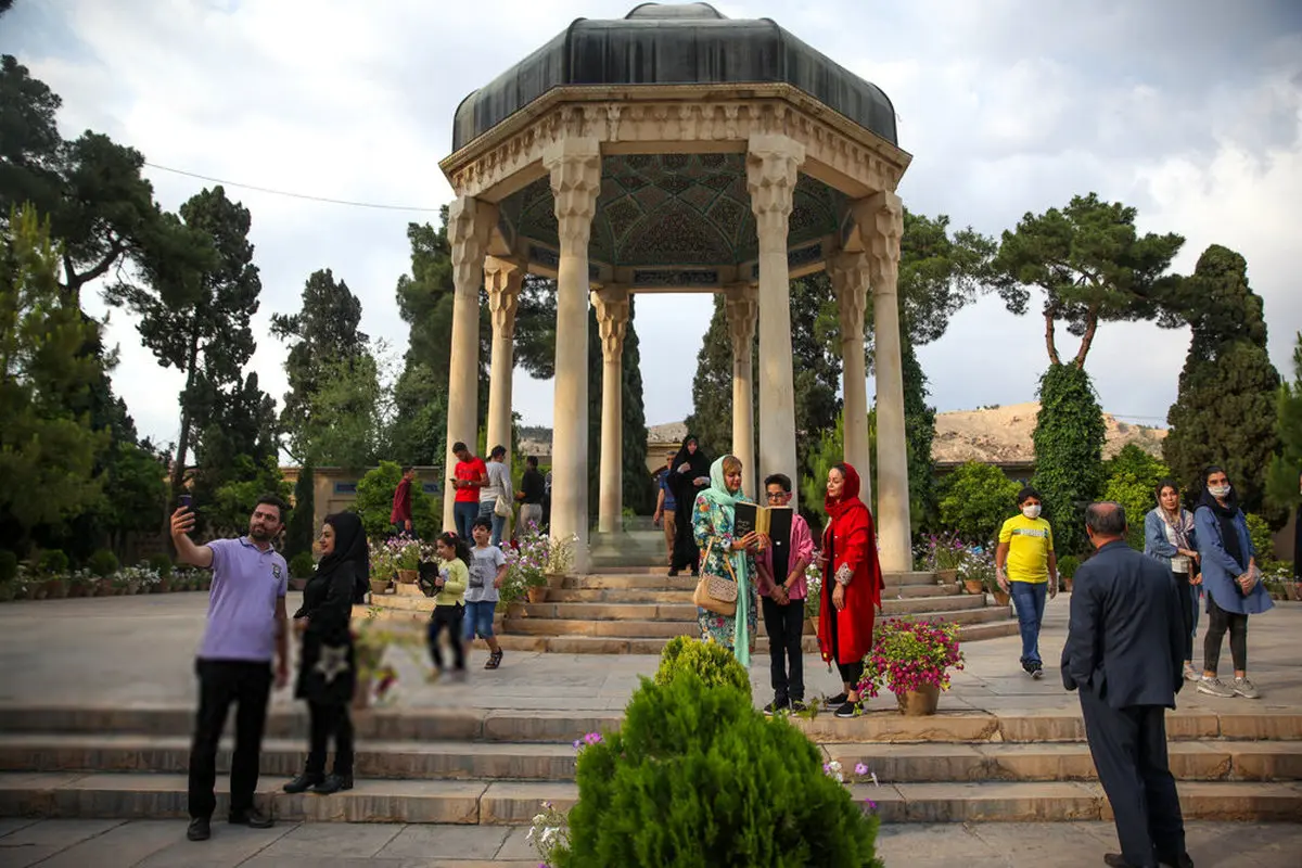 سلفی در جوار حافظ + عکس