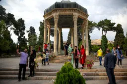 سلفی در جوار حافظ + عکس