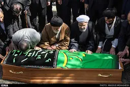 اولین تصاویر از مراسم تشییع پیکر مادر رییس جمهور در سرخه