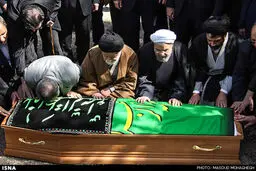 اولین تصاویر از مراسم تشییع پیکر مادر رییس جمهور در سرخه