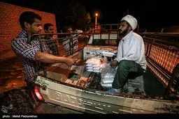 عکس/ توزیع افطار در مناطق سیل زده بامدژ