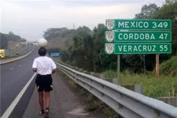 ثبت رکورد عجیب یک پیرمرد با توپ فوتبال! +عکس