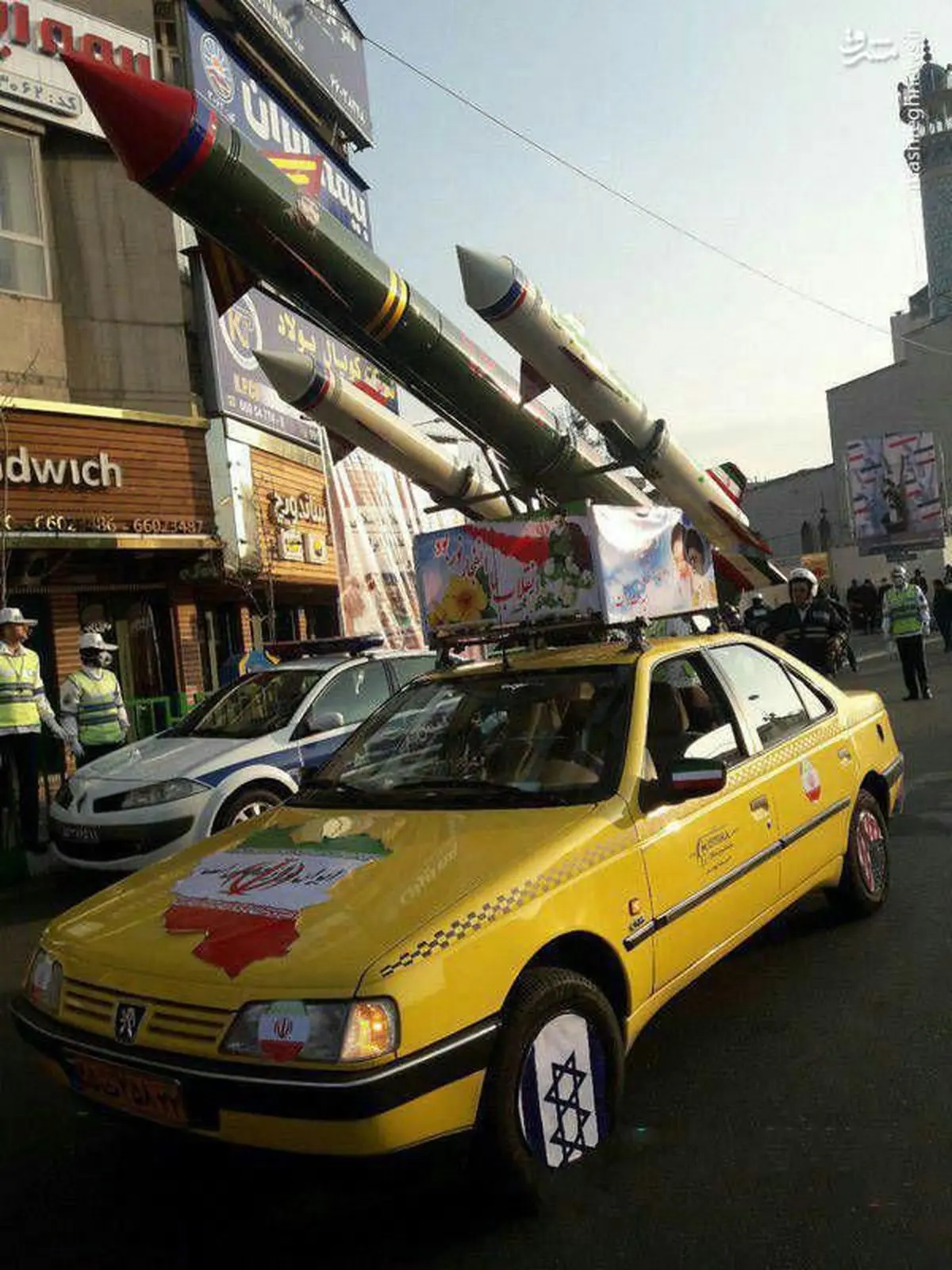 تاکسی حمل موشک در راهپیمایی 22 بهمن/عکس