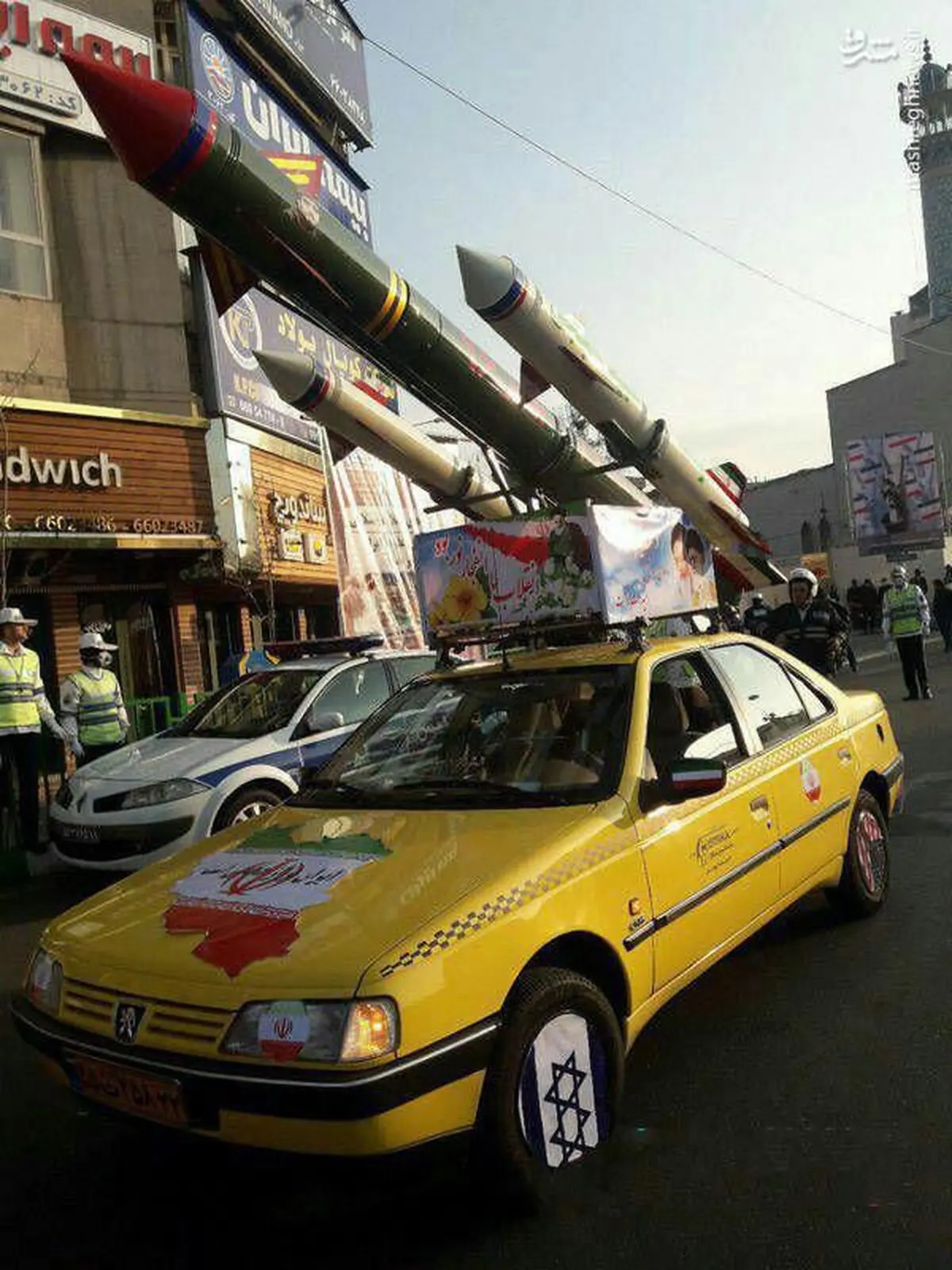 تاکسی حمل موشک در راهپیمایی 22 بهمن/عکس