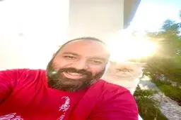 سلفی علی اوجی با یک گربه اخمو!