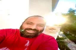 سلفی علی اوجی با یک گربه اخمو!