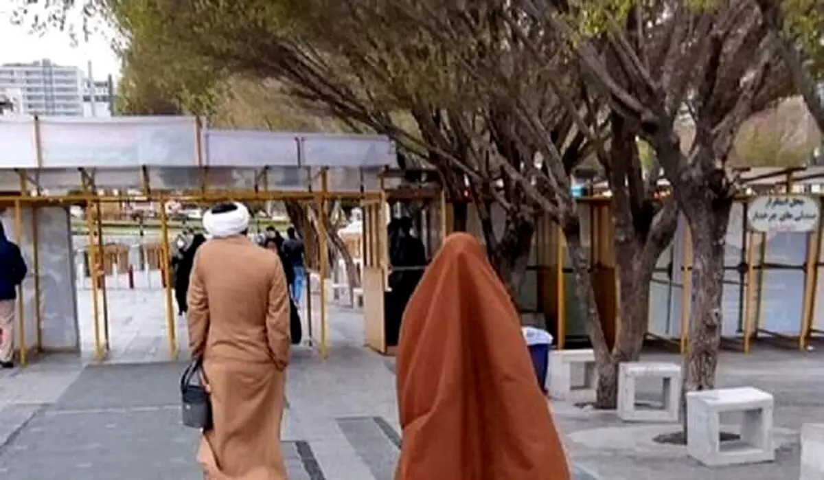 عاشقانه یک روحانی برای همسرش در خیابان‌های مشهد + عکس