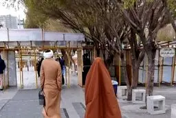 عاشقانه یک روحانی برای همسرش در خیابان‌های مشهد + عکس