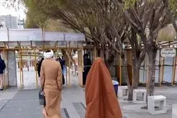 عاشقانه یک روحانی برای همسرش در خیابان‌های مشهد + عکس