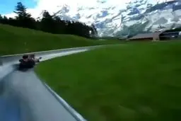 ببینید: سرسره‌ای درتپه‌های سرسبز با منظره کوه‌های برفی آلپ سوئیس