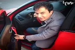 عمو پورنگ و خودرو قرمز رنگش/ عکس