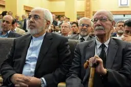 تصویری از حضور ظریف در مراسم ترحیم ابراهیم یزدی