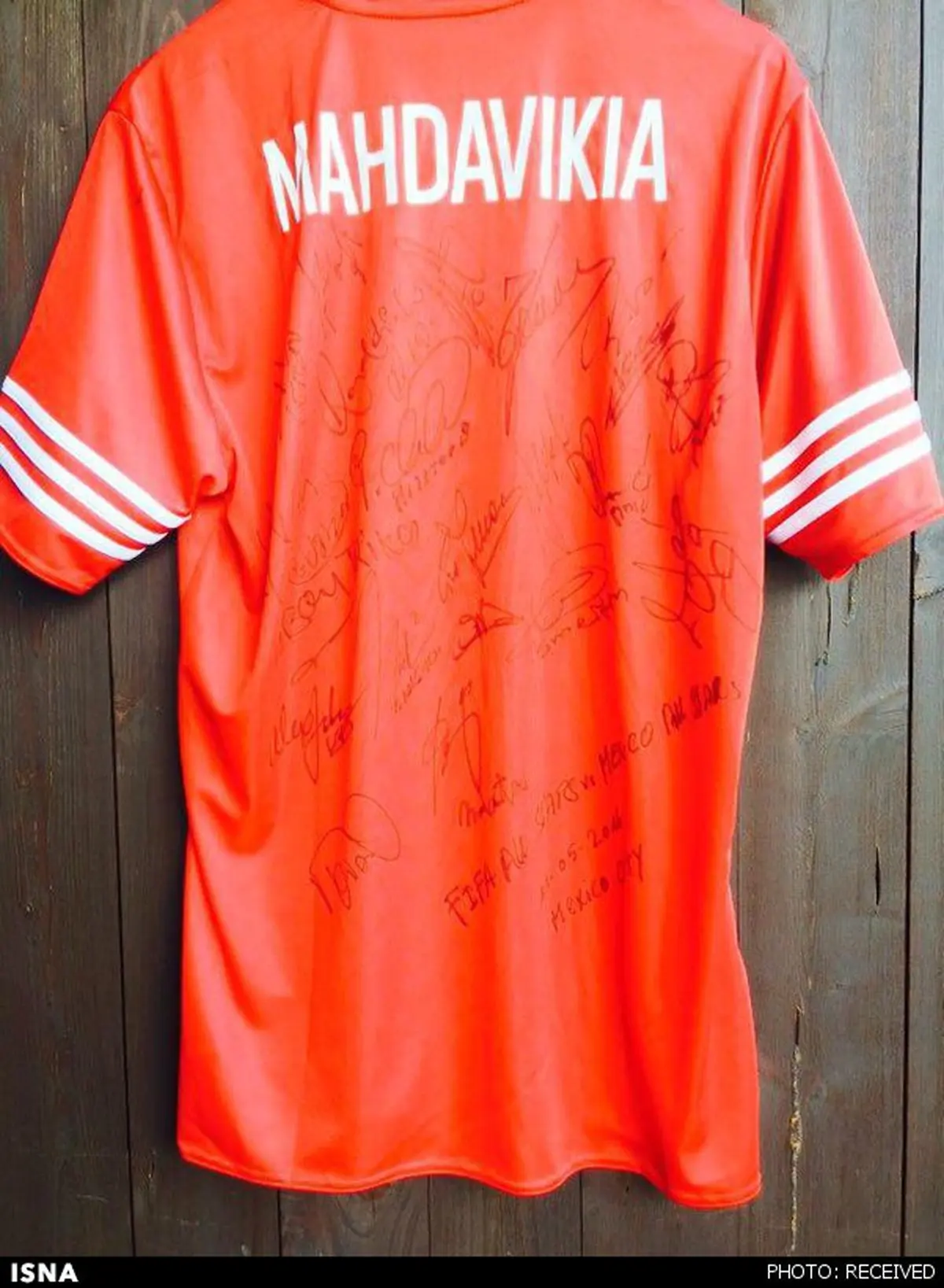 پیراهن مهدوی‌کیا به مزایده گذاشته می‌شود/ عکس