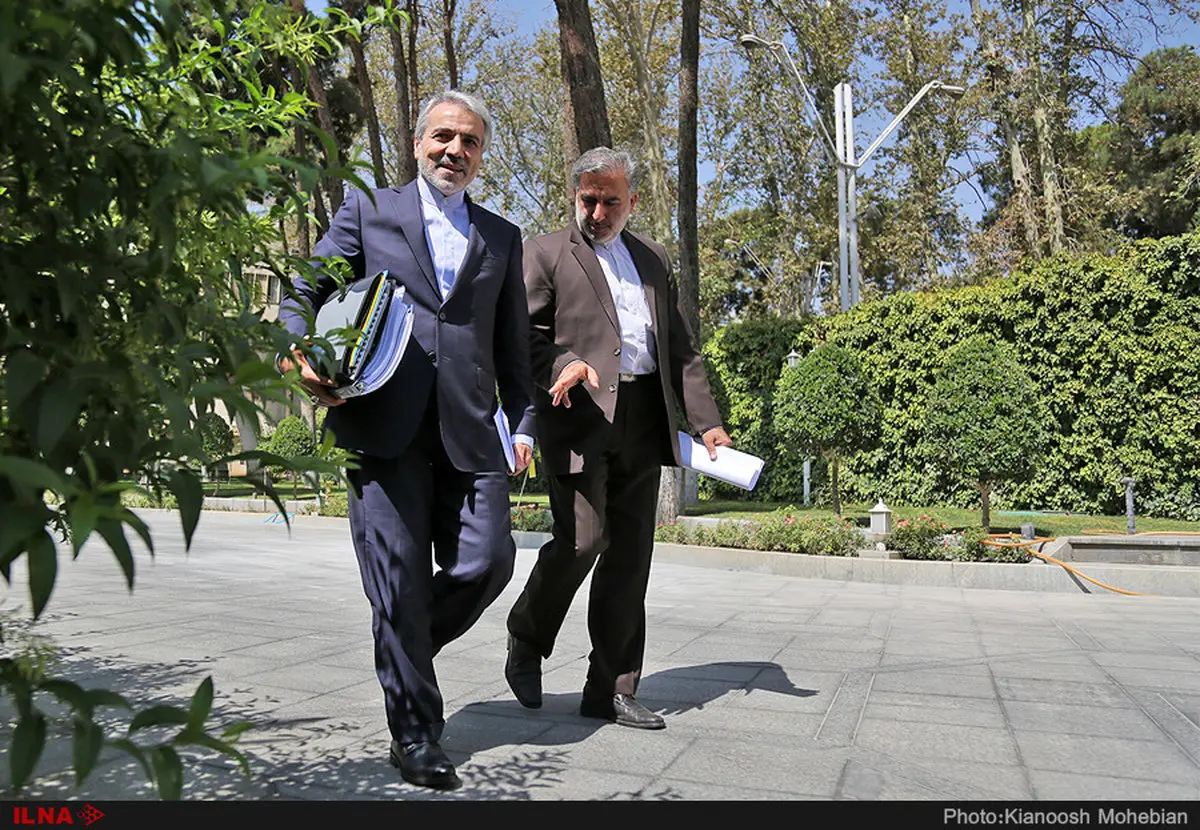 لبخند خاص نوبخت به دوربین عکاس در جلسه امروز هیات دولت/عکس