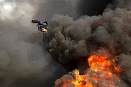 عکس / تصویربرداری از میان شعله های آتش!