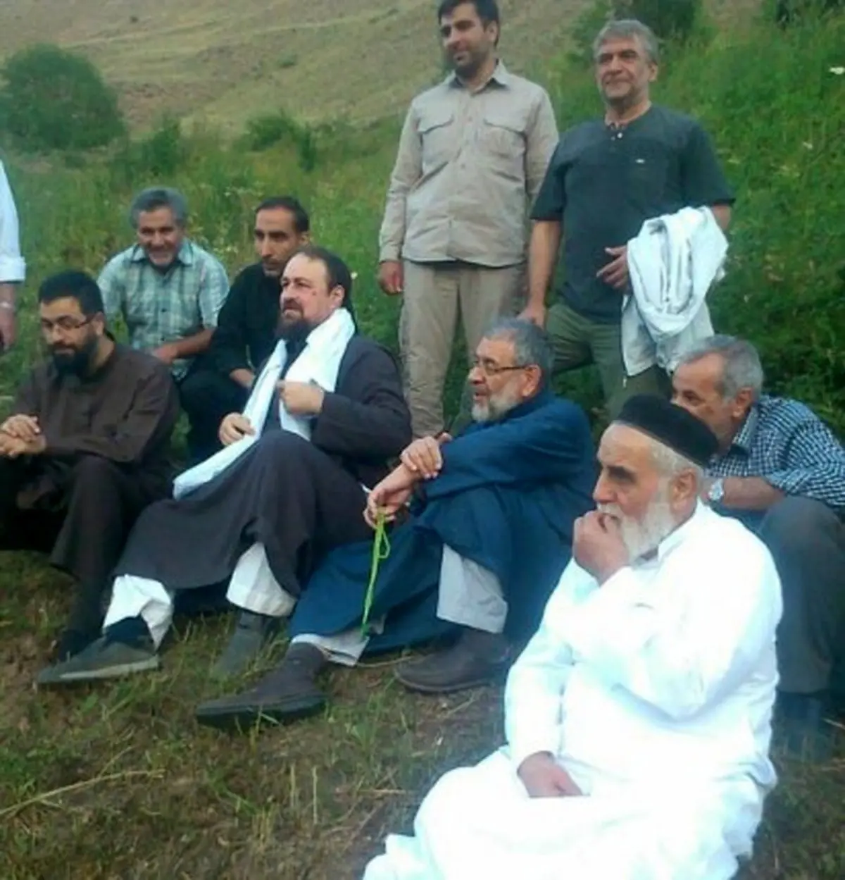 تصویری از طبیعت‌گردی سیدحسن خمینی و ناطق‌نوری