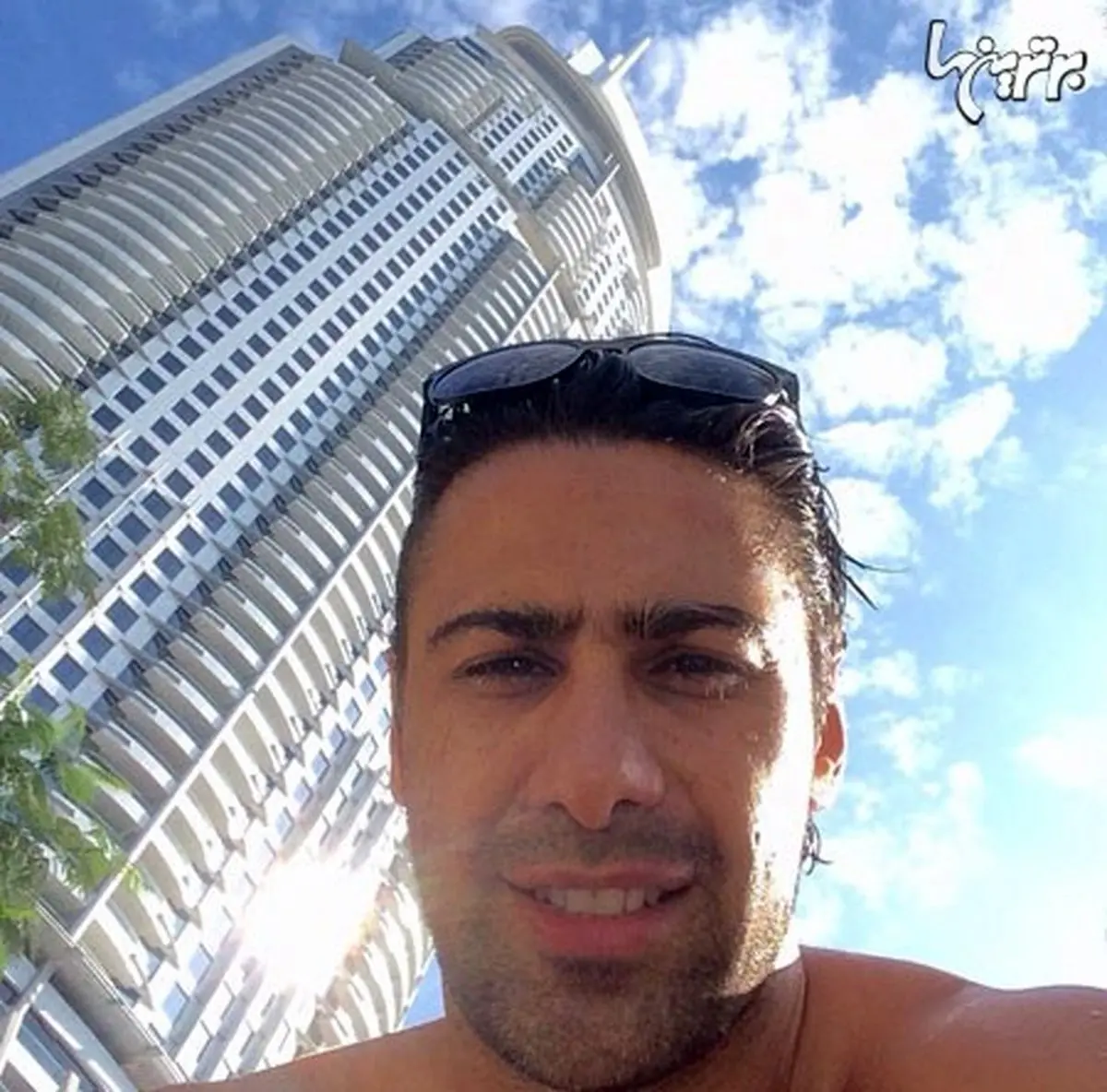 سلفی فرهاد مجیدی در کنار برج العرب/ عکس
