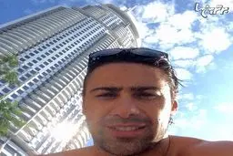 سلفی فرهاد مجیدی در کنار برج العرب/ عکس