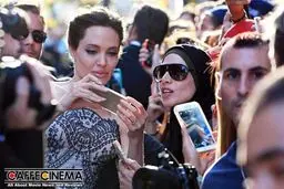 عکس یادگاری آنجلینا جولی و یک دختر محجبه در مراسم فرش قرمز