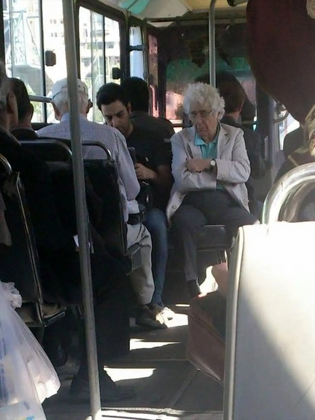 استادموسیقی‎ایرانی سوار براتوبوس/عکس