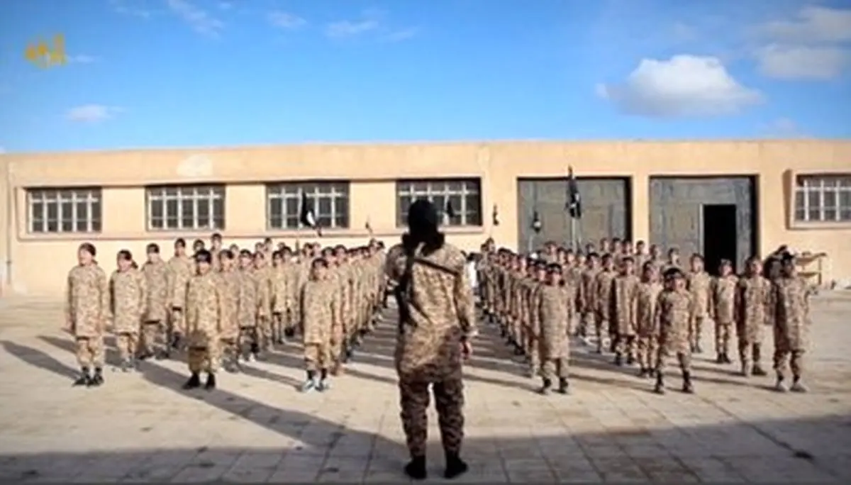 آموزش نظامی و مذهبی داعش به کودکان/تصاویر