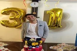 علی ضیا و کیک تولد 31 سالگی/عکس