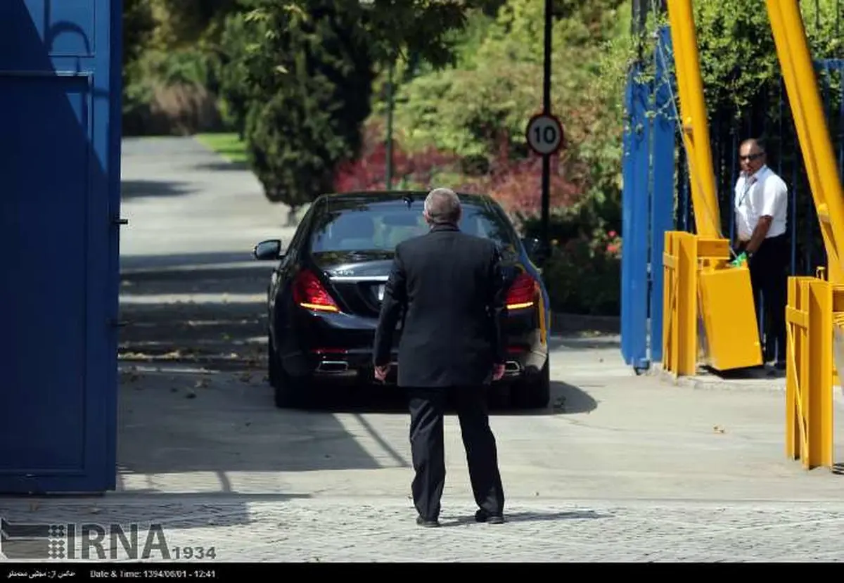 ماشین هاموند در سفارت انگلیس/عکس