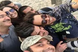 سلفی دیدنی گلزار با دوستانش در کویر / عکس