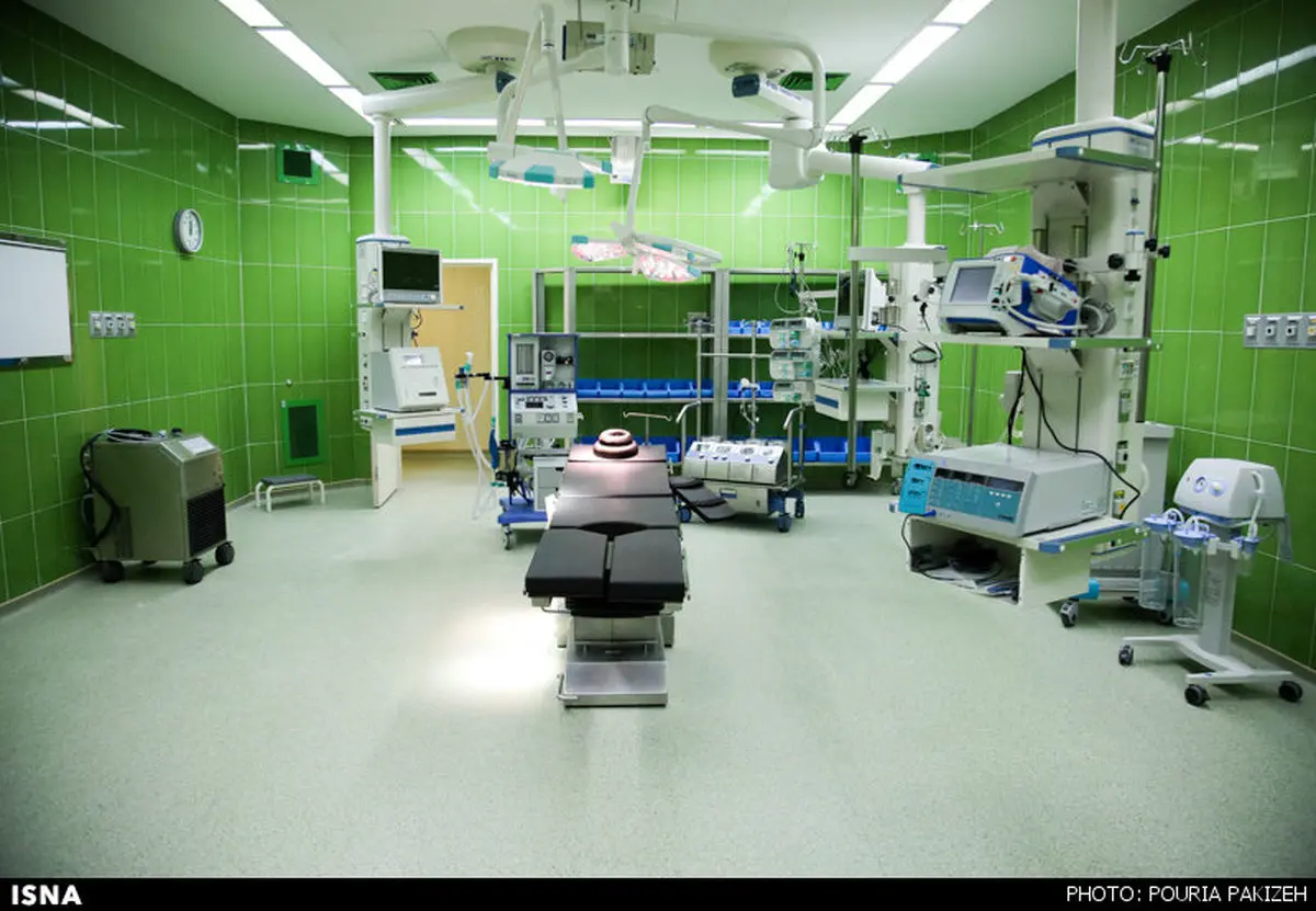 روحانی در اتاق عمل/عکس