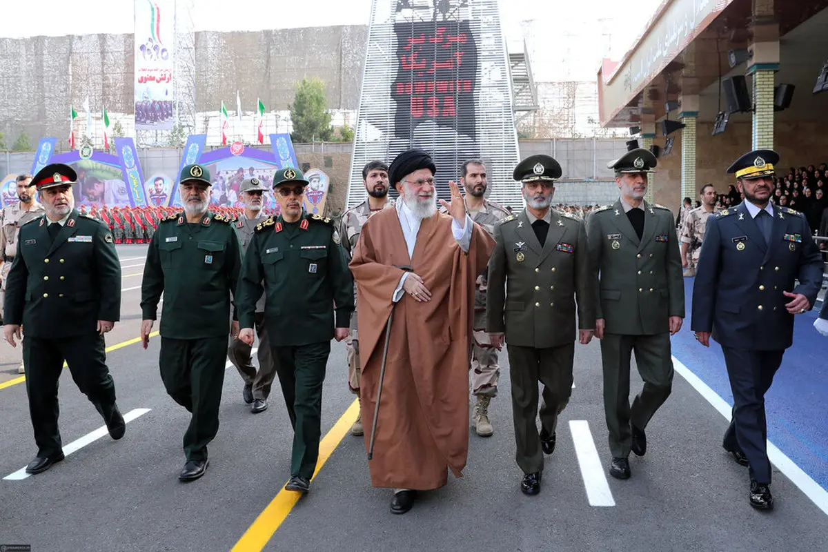 تصاویر / رهبر انقلاب در مراسم دانش‌آموختگی دانشگاه‌های افسری ارتش