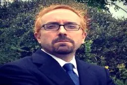 سفیر آمریکا سرش را رنگ کرد: همه ما بور هستیم