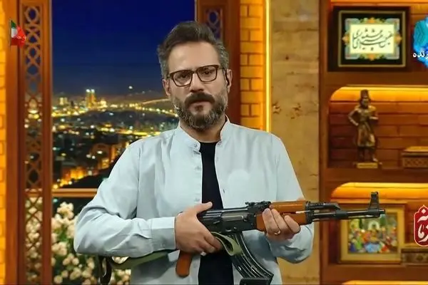 حضور مجریان مسلح به کلاشینکف در برنامه زنده تلویزیون + تصاویر