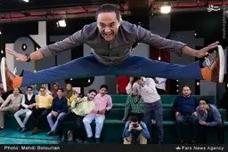 عکس/ انعطاف بدنی رامبد جوان!