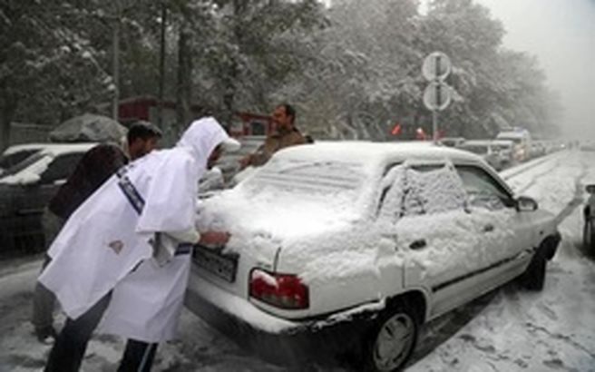 رئیس پلیس راهور تهران: رانندگان خودروهای خود را وسط راه رها کرده اند / توقف خودروها در بزرگراه‌های شهید آبشناسان و شهید ستاری / از ترددهای غیر ضروری خودداری کنید