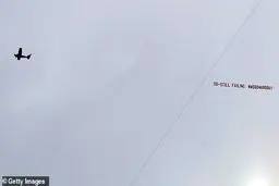 دوباره صدای اعتراض در آسمان اولدترافورد! (عکس)