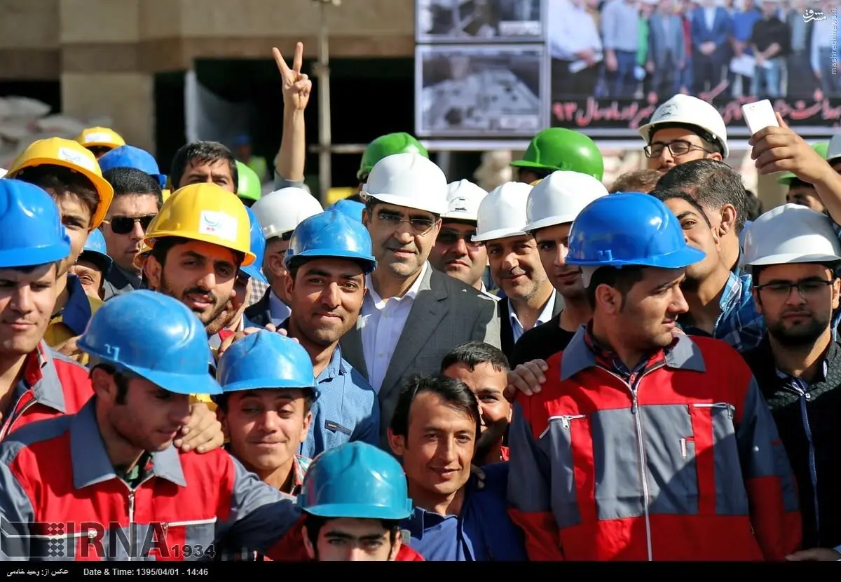 عکس یادگاری وزیر بهداشت با کارگران