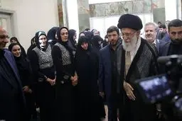 خواهران منصوریان در دیدار با رهبرانقلاب /عکس