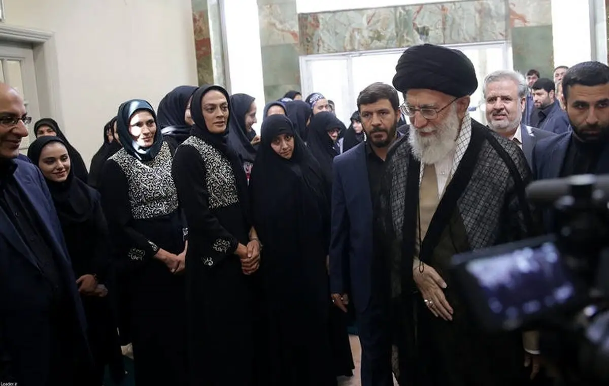 خواهران منصوریان در دیدار با رهبرانقلاب /عکس